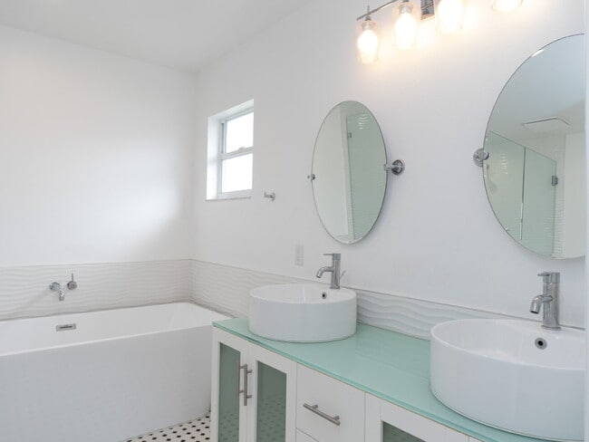 Building Photo - Spacious 5-Bed, 4-Bath Sarasota Home with ...