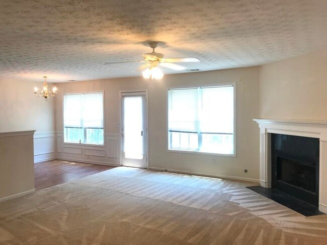 Building Photo - Spacious and Beautiful 3 Bedroom Home