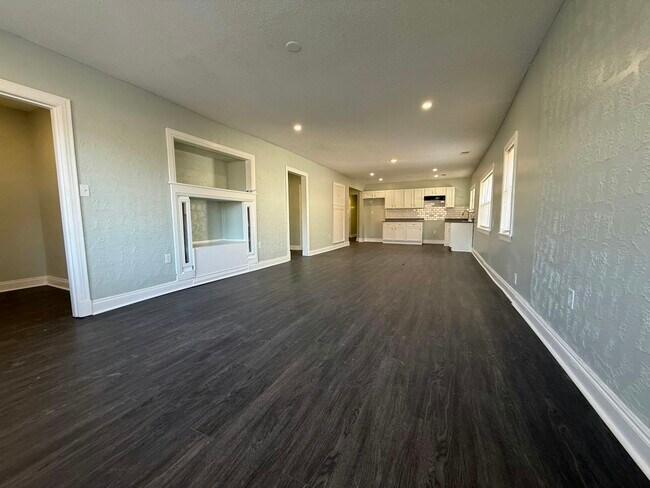 Building Photo - 61 S Pkwy E