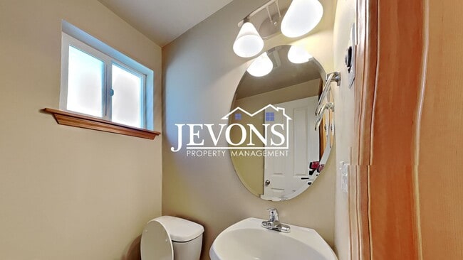 Building Photo - Charming two-story condo with two master s...