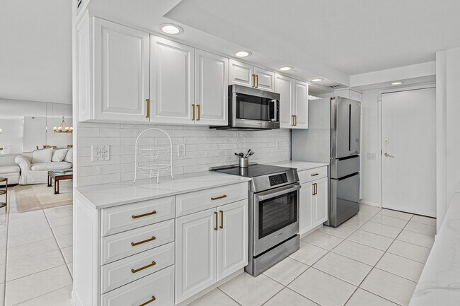 Building Photo - 250 S Ocean Blvd