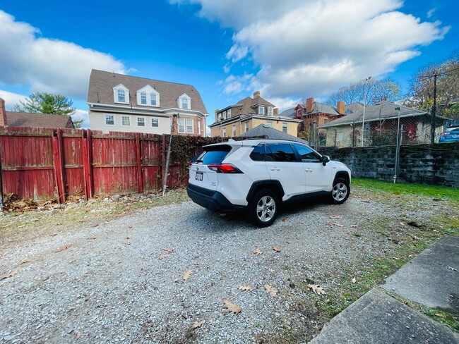 Building Photo - Squirrel Hill Duplex