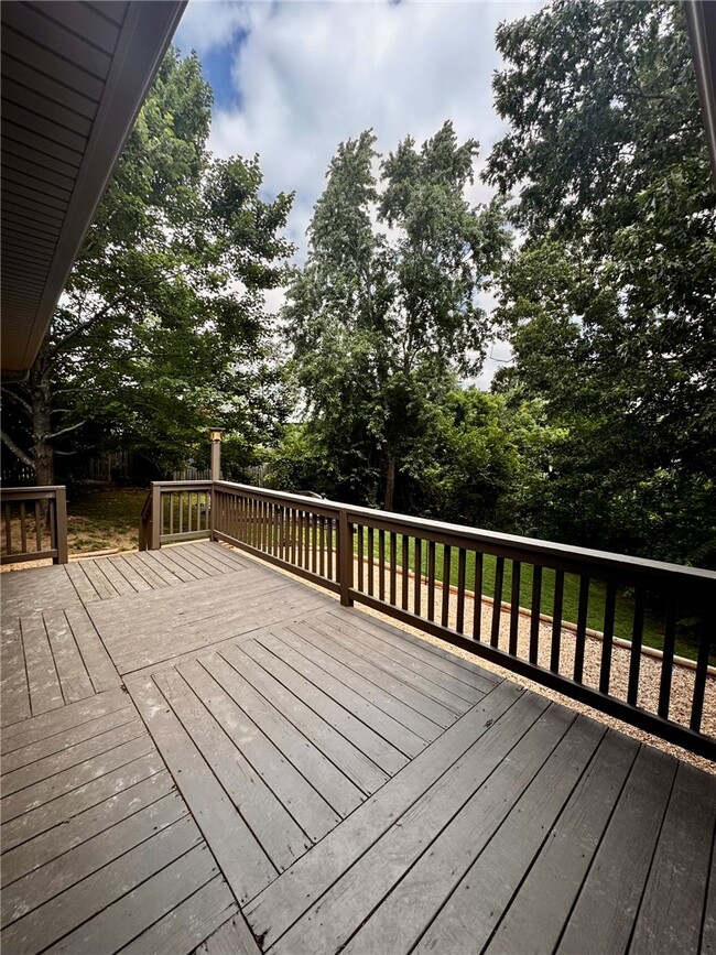 Building Photo - 723 N Lakeview Dr