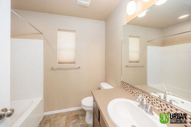 Building Photo - Single Story home with 2 bed and office fo...