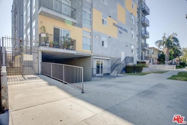 Building Photo - 155 S Oxford Ave