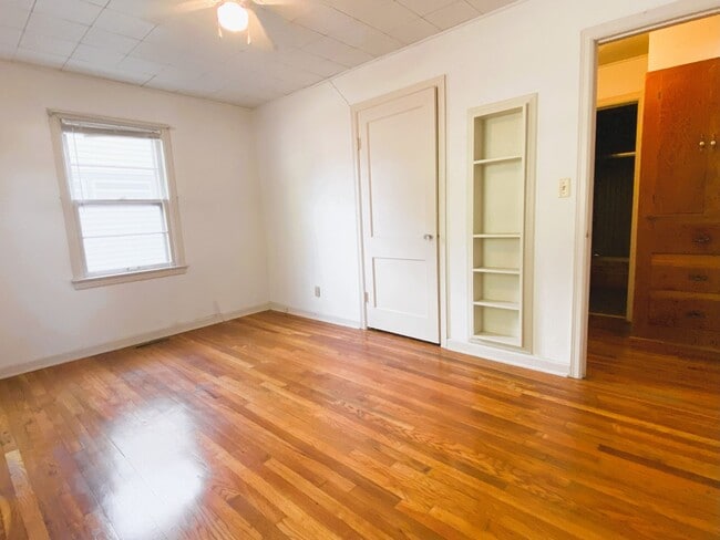 Building Photo - 207 S Mt Carmel St