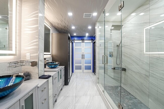 Building Photo - 2531 NE 47th St