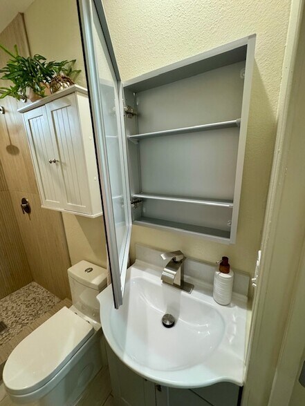 Bathroom amenity3 - 5527 Bolivar St