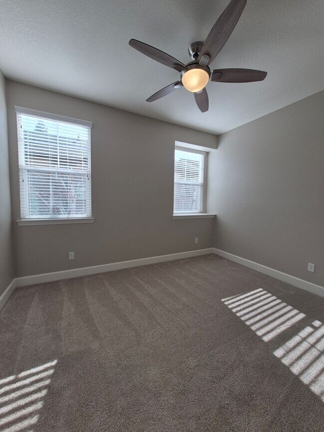 Building Photo - Gorgeous 4bd/2.5ba Two Story Home In Roseville!