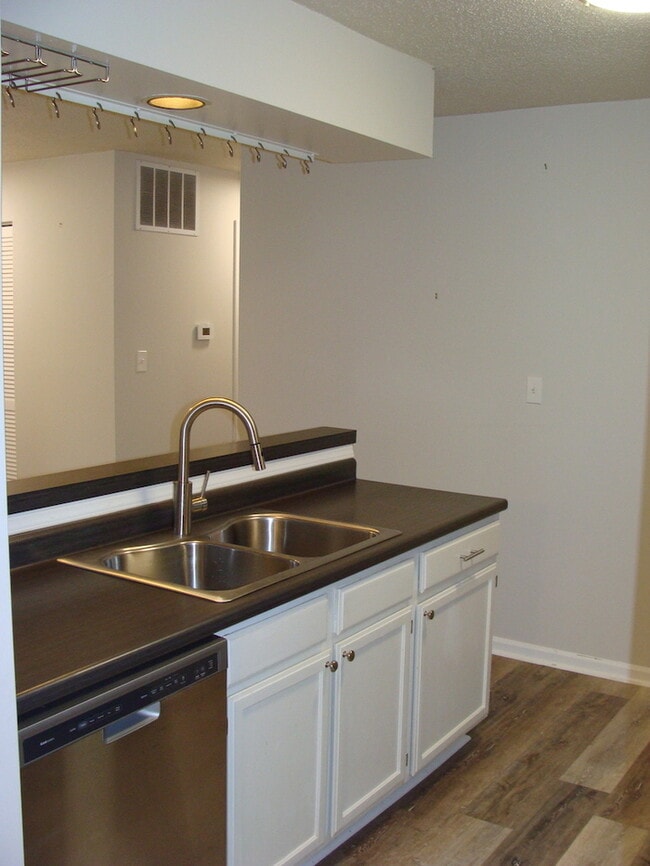 Building Photo - Two Bedroom Updated Windcrest Condo