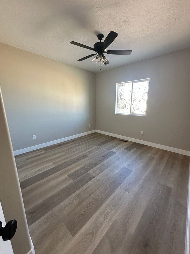 Building Photo - Inviting upstairs unit now available