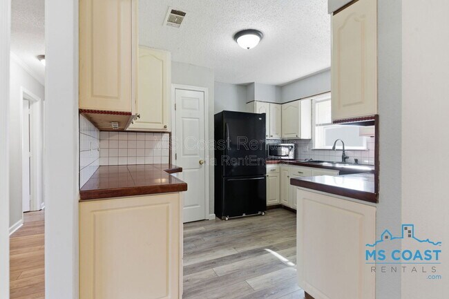 Building Photo - 609 Temple Dr