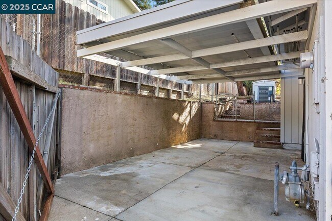 Building Photo - 207 Midway Dr