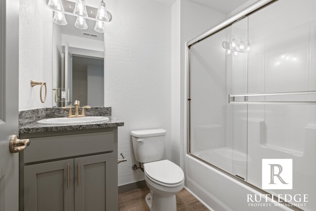 Building Photo - New 3 Bed/2.5 Bath Townhome in Medford