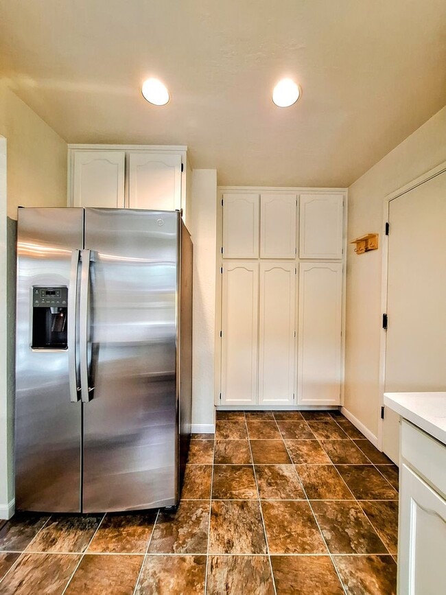 Building Photo - Beautiful Townhouse w/Laundry, Yard, Accepting Cats!