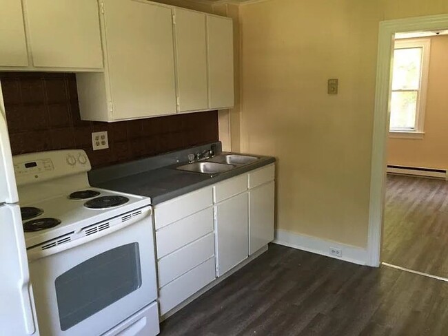 Building Photo - Introducing a pleasant 2-bedroom, 1-bathro...