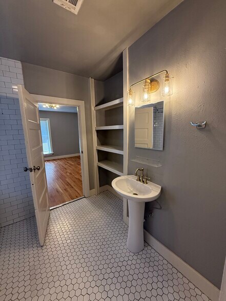 Building Photo - 706 S Saint Louis Ave