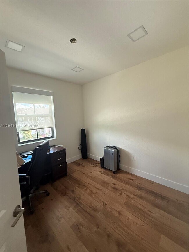 Building Photo - 11128 W 32nd Ln