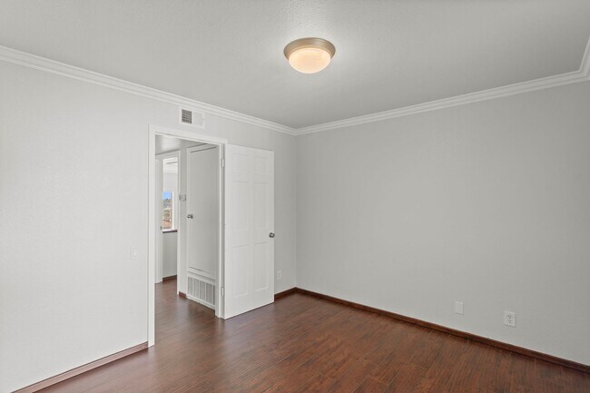 Building Photo - Stunning 2 bedroom *LAKE VIEW* condo for r...