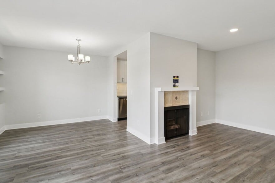 Interior Photo - 616 North Sweetzer Avenue