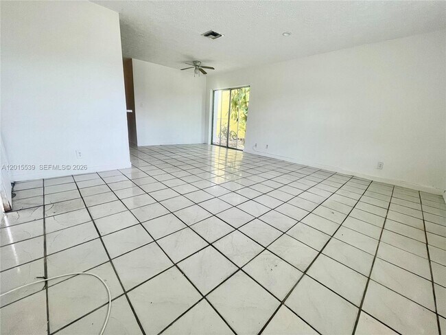Building Photo - 2621 Riverland Dr