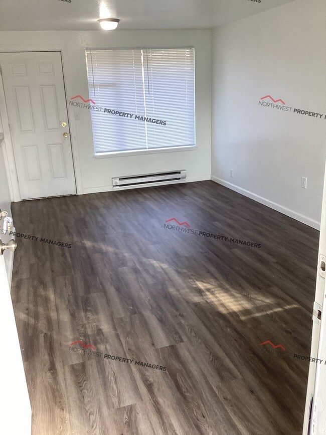 Building Photo - R72A