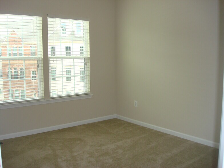 Building Photo - 340 Chessington Dr