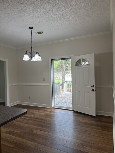 Building Photo - 1610 Mallard Ln
