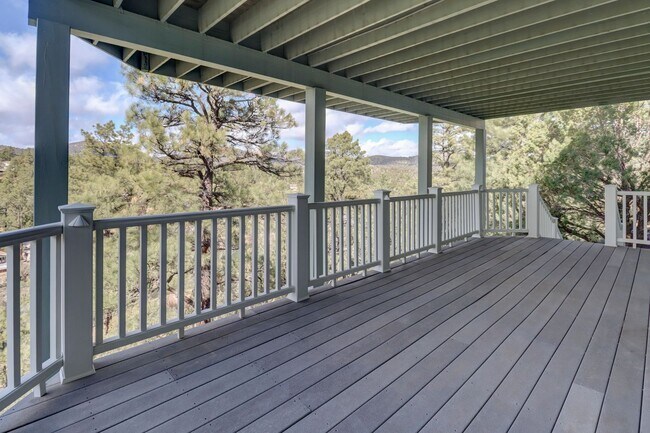 Building Photo - Incredible Home with Lake Views!