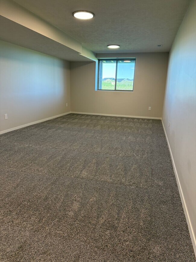 Building Photo - Spacious 2 bed/2.5 bath daylight Townhome in SE Lincoln