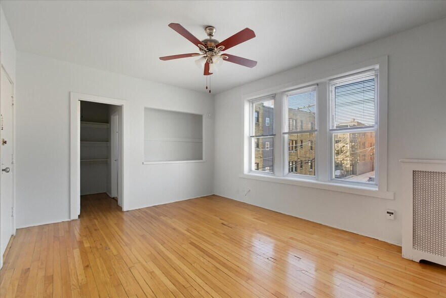 Building Photo - 1635 W Morse Ave