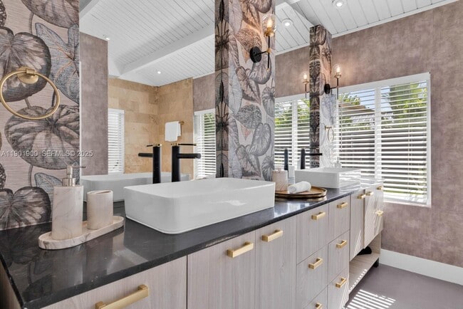 Building Photo - 901 NW 7th Street Rd