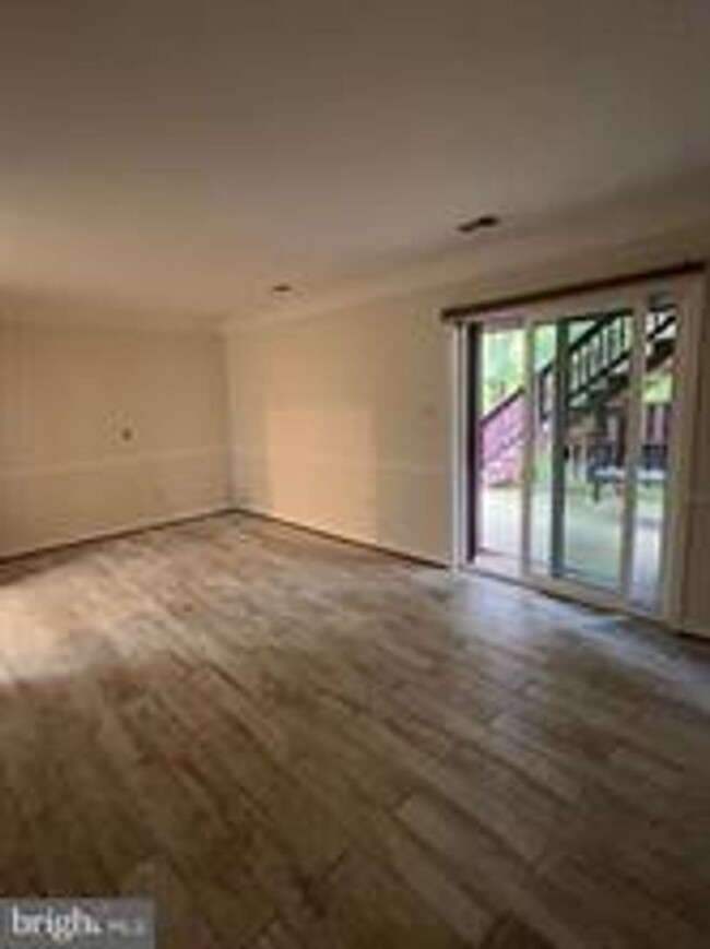 Building Photo - BEAUTIFUL END UNIT TH NEAR DOWNTOWN ROCKVILLE