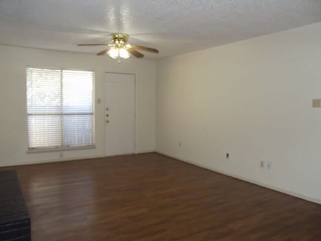 Building Photo - 1 Bedroom, 1 Bath with Carport - Raintree Manor Condo
