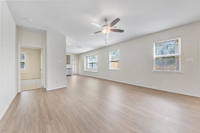 Building Photo - 115 Silver Sky St