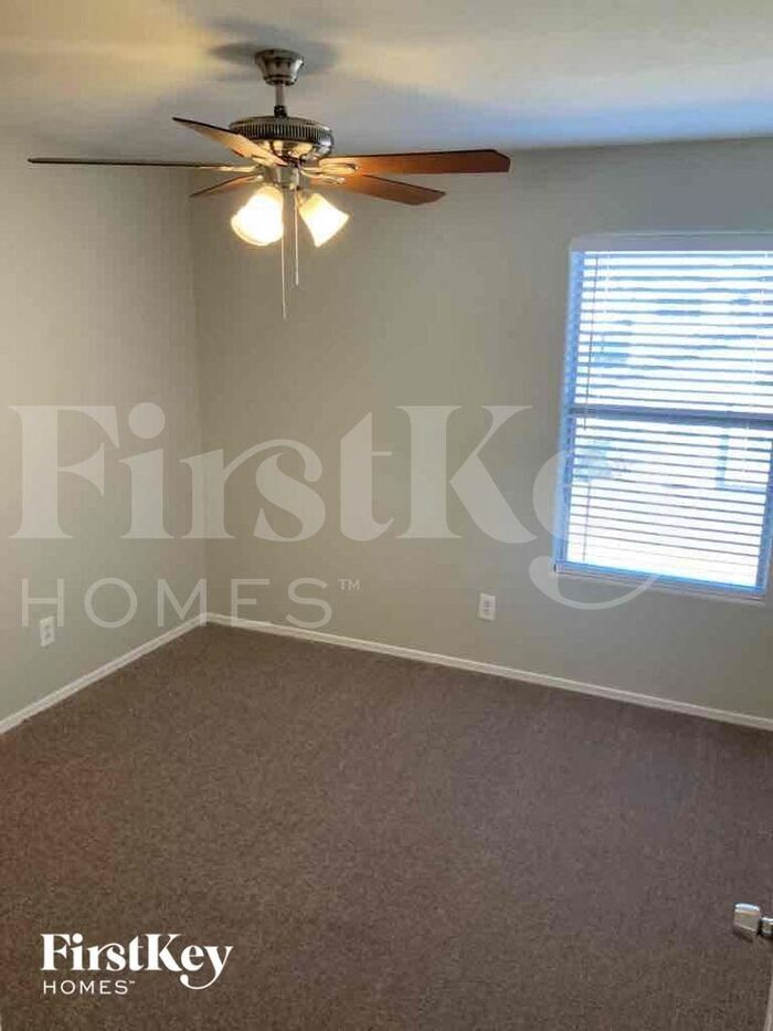 Building Photo - 12922 W Holly St