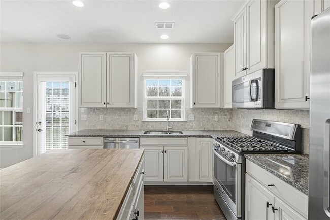 Building Photo - 1204 Pointe View Dr