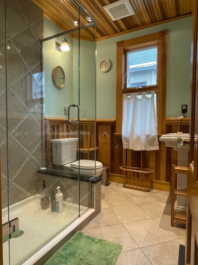 Building Photo - 20 Central St