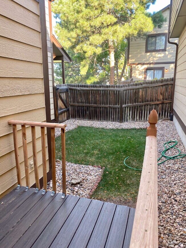 Building Photo - Charming 2BR/2.5BA Townhome in Deer Pointe Village! Beautiful Hardwood Floors Throughout Main Lev...