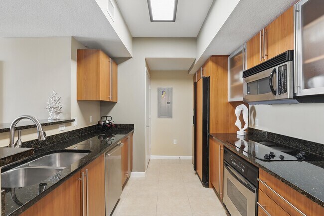 Building Photo - 1551 N Flagler Dr
