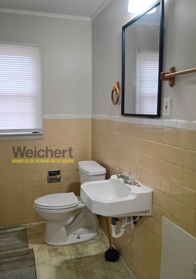 Building Photo - Cozy 2BR Home with Fenced Yard