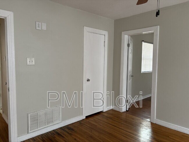 Building Photo - 391 Rodeo Dr