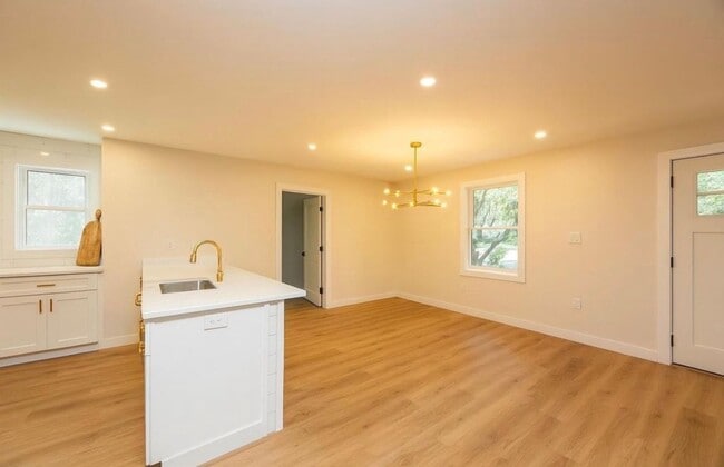 Building Photo - Large 4 Bedroom 2 Bath home in Linwood, NJ