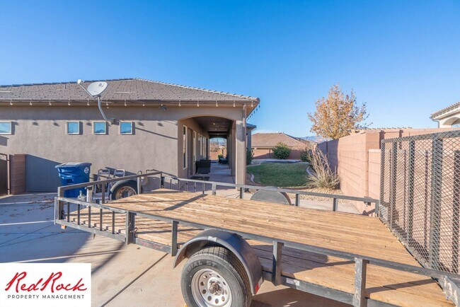 Building Photo - Stunning 3 Bedroom Fully Furnished Home. C...