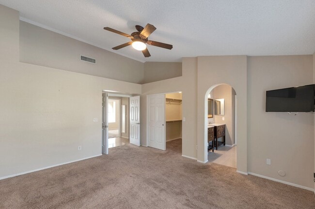 Building Photo - Stunning 3-bedroom, 2-bathroom home locate...