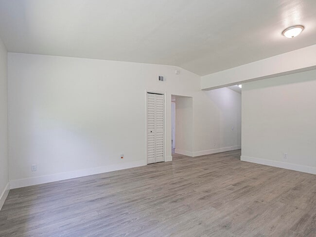 Building Photo - 734 5th Pl SW