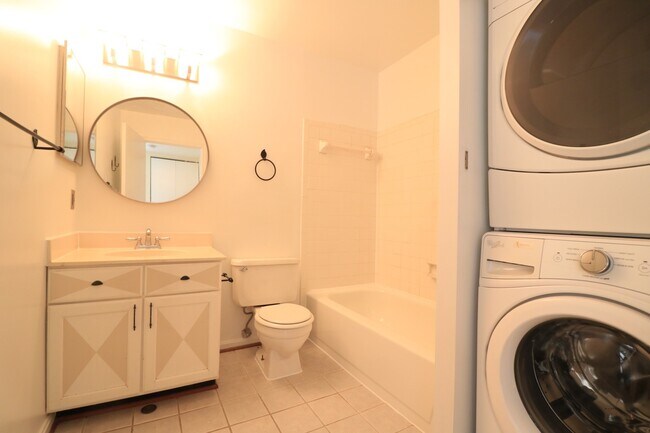 Building Photo - Top Floor 2/1.5 2 level Condo w/ Garage pa...