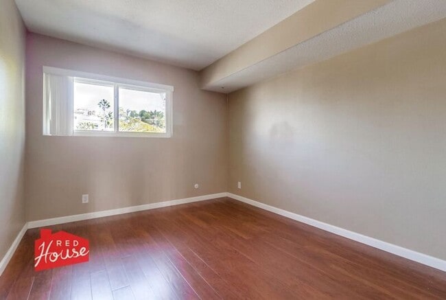 Building Photo - 825 Mola Vista Way