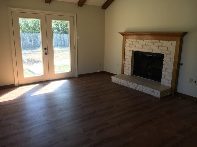 Building Photo - 4 br house in The Shire near Highland Rd P...