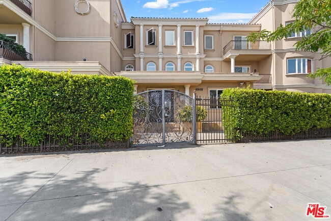 Building Photo - 4848 Wilshire Blvd